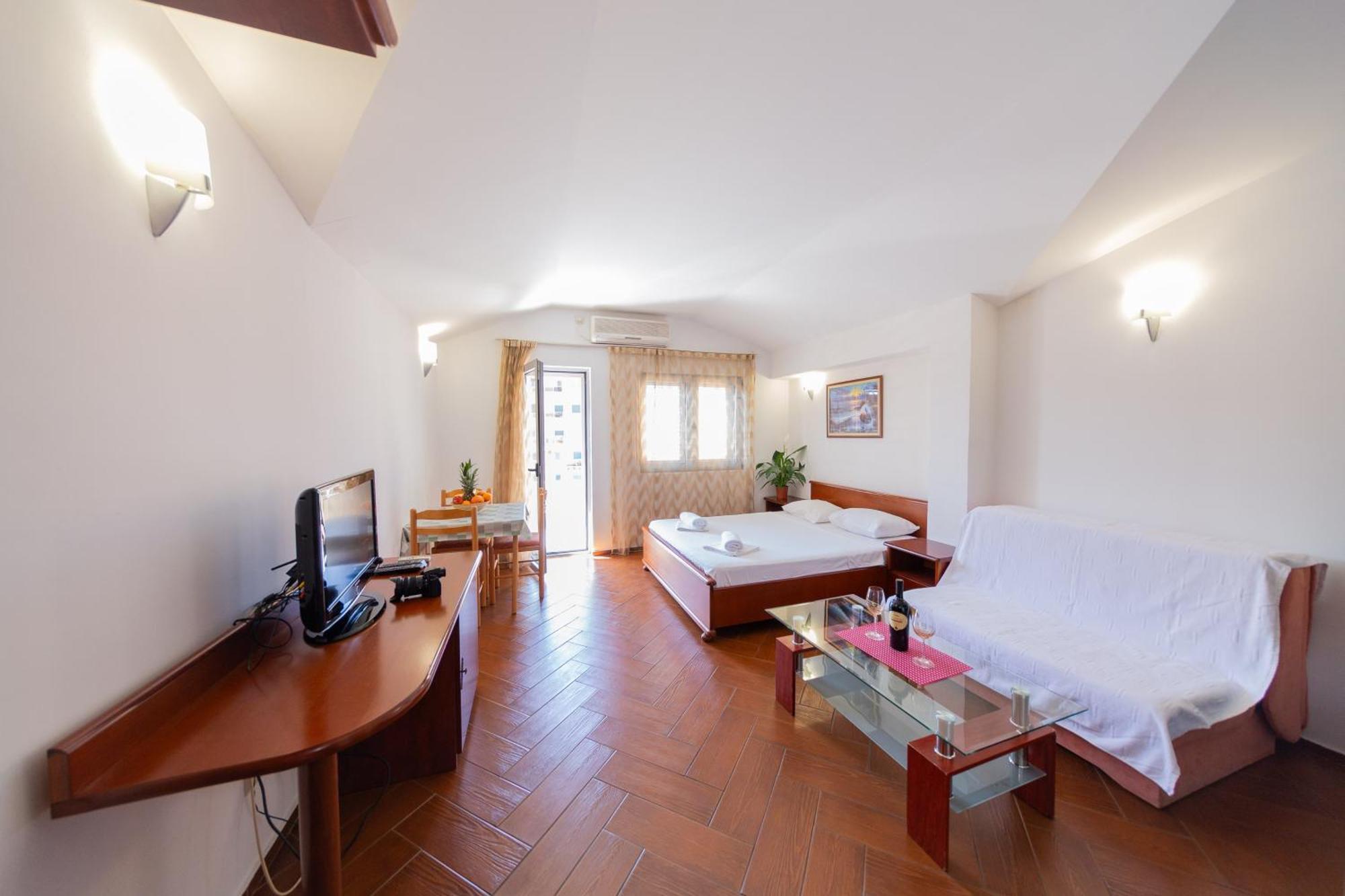 Sms Apartments Budva Bagian luar foto
